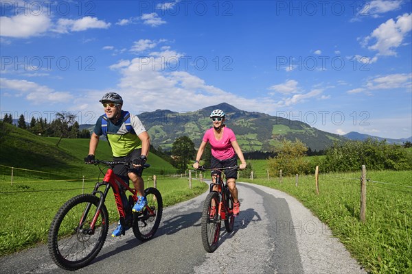 Two cyclists with electric mountain bikes on the Glantersberg with view of the Hohe Salve