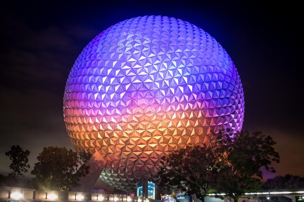 Attraction Spaceship Earth at night