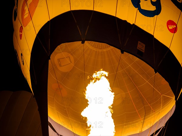 Lighting of a hot-air balloon