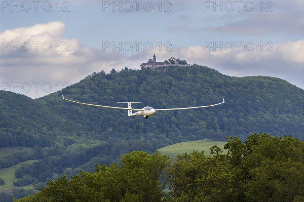 Glider in front of Teck Castle