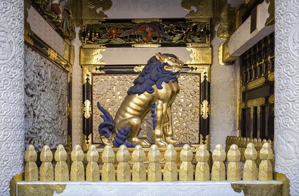 Statue of a guardian lion at Tosho-gu Shinto Shrine