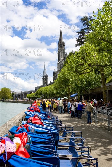 Pilgrims and wheelchairs in front of the baths