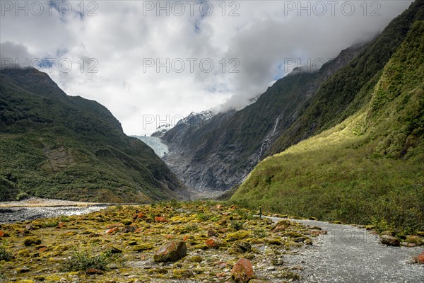 Hiking trail to the glacier