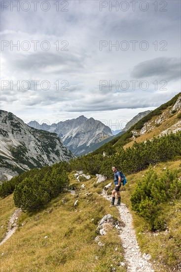 Hikers on hiking trail to the Birkkarspitze and Oedkarspitze