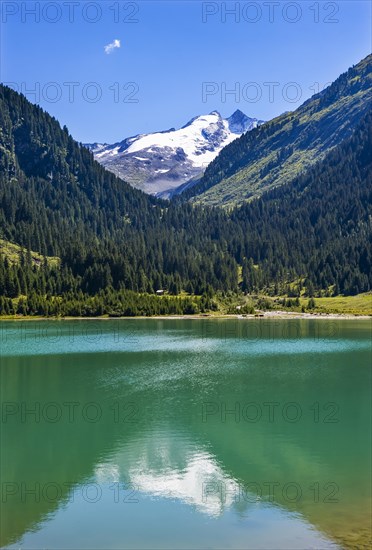 Wildgerlossee with view to the Reichenspitze