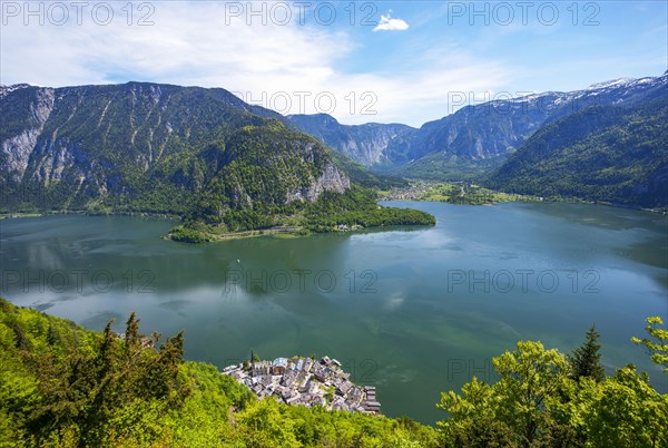 Hallstaettersee with view to Obertraun