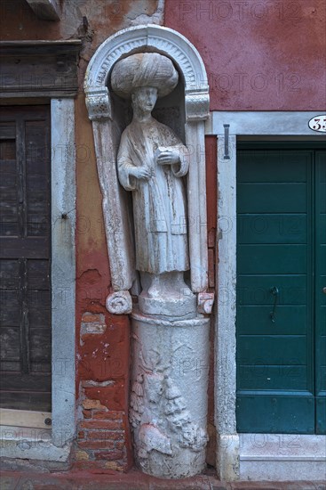 Marble statue of a merchant family from the 13/14 century