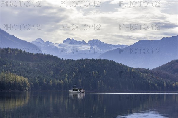 Excursion boat and view over the Altausseersee to the Dachstein