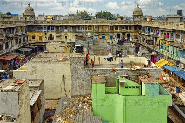 Apartments near Fatehpuri Masjid Mosque and Chandni Chowk bazaar