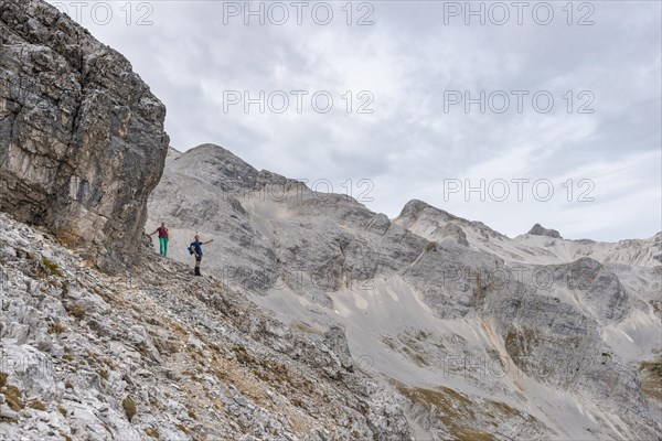 Two hikers on a hiking trail to the Birkkarspitze and Oedkarspitze