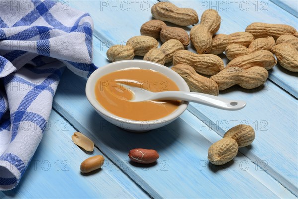 Peanut puree in shell and peanuts