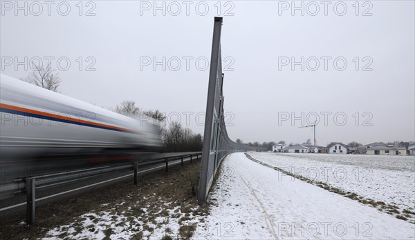 Noise barrier and road traffic