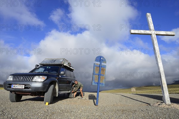 Tyre change on an off-road vehicle