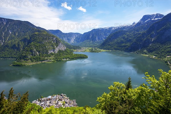 Hallstaettersee with view to Obertraun