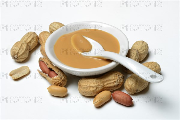 Peanut puree in shell and peanuts