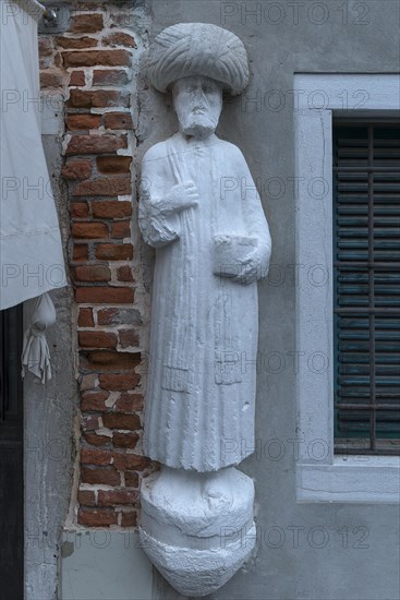 Marble statue of a merchant family from the 13/14 century