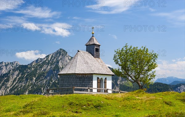 Postalm chapel with Rinnkogel