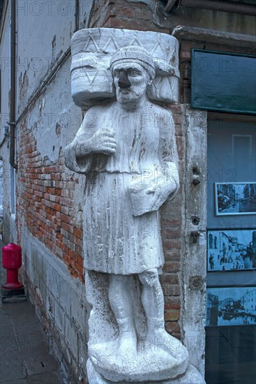 Marble statue of a merchant family from the 13/14 century