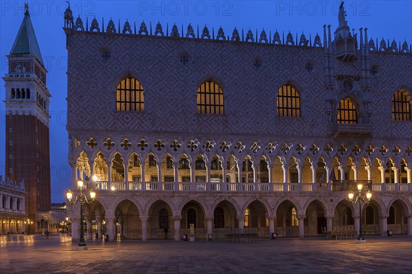 Doge's Palace and the Markus Tower in the early morning