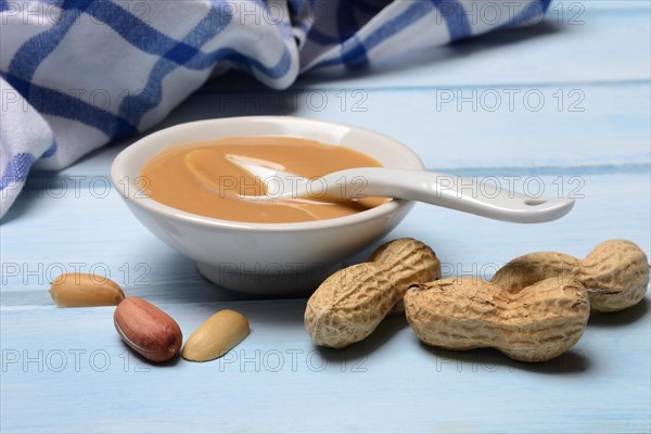 Peanut puree in shell and peanuts