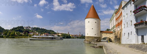 Excursion boat with view to Mariahilfberg