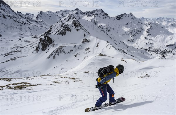 Ski tourers with splitboard on the downhill run