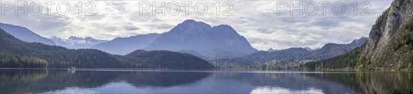 Excursion boat and view over the Altausseersee to the Dachstein