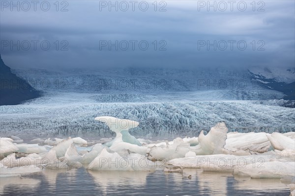 Glacial lake Fjallsarlon