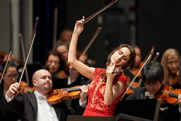 Viloin soloist Jennifer Pike performs with the State Orchestra Rheinische Philharmonie. Koblenz