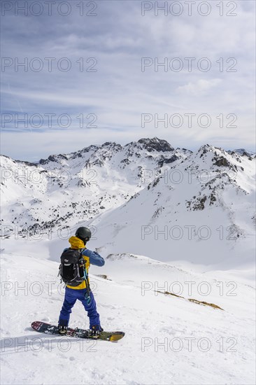 Ski tourers with splitboard on the downhill run