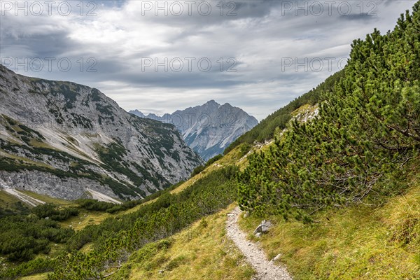 Hiking trail with views of Vogelkarspitze and Hintere Schlichtenkarspitze