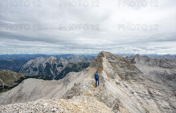 Mountaineer on the ridge of the Oedkarspitzen