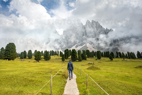 Hiker on a hiking trail at the Gschnagenhardt Alm