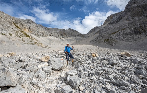 Hikers descending through the Schlauchkar from the Birkkarspitze