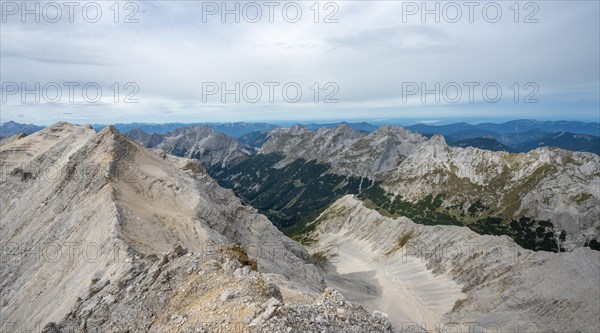 View of the Schlauchkar and Karwendel valley with Oedkar peaks