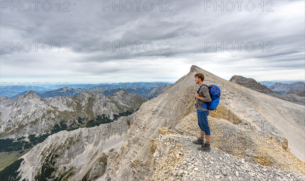 Hikers on the ridge of the Oedkar peaks