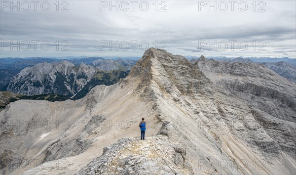 Mountaineer on the ridge of the Oedkarspitzen