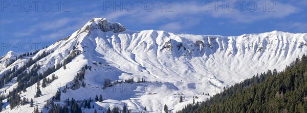 Rether Kopf with Kleinzemm-Alm in winter