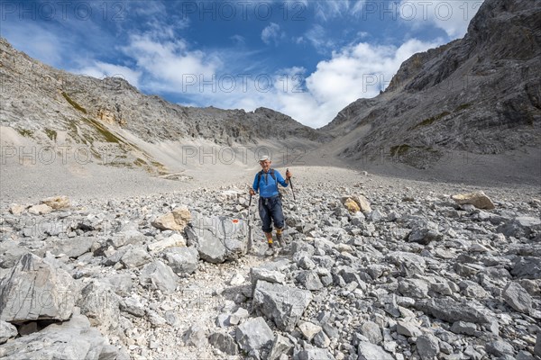 Hikers descending through the Schlauchkar from the Birkkarspitze