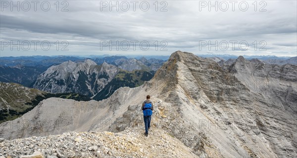 Mountaineer on the ridge of the Oedkarspitzen