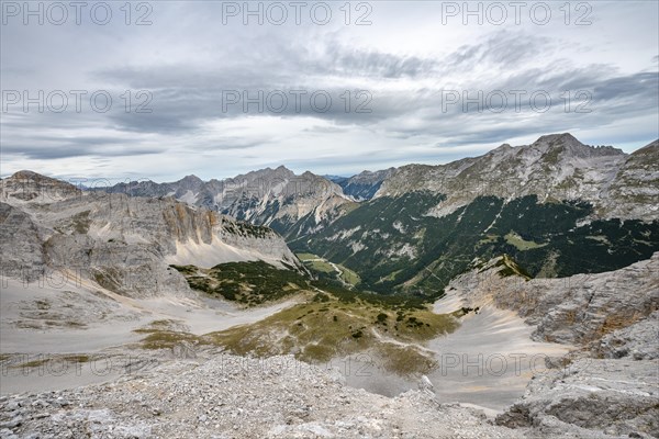 View of the Karwendel valley with the eastern Karwendel peak and Schlichtenkar peaks