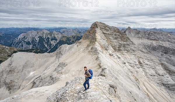 Mountaineer on the ridge of the Oedkarspitzen