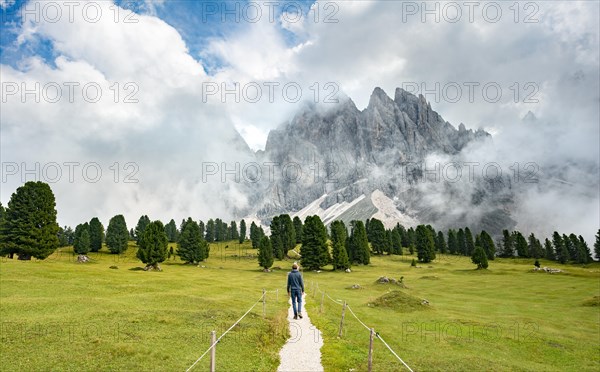 Hiker on a hiking trail at the Gschnagenhardt Alm