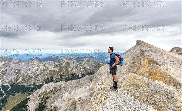 Hikers on the ridge of the Oedkar peaks