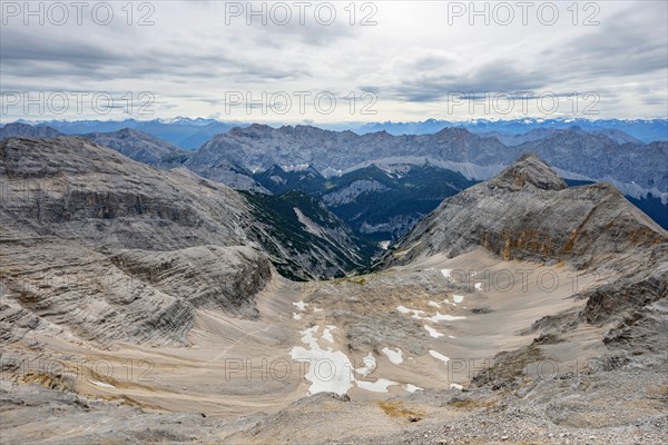 View into the Isar valley to the Gleirsch-Halltal chain with the Jaegerkarspitze