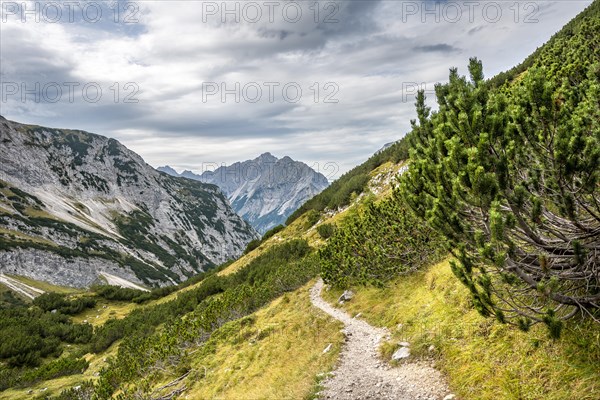 Hiking trail with views of the mountain peaks Vogelkarspitze and Hintere Schlichtenkarspitze