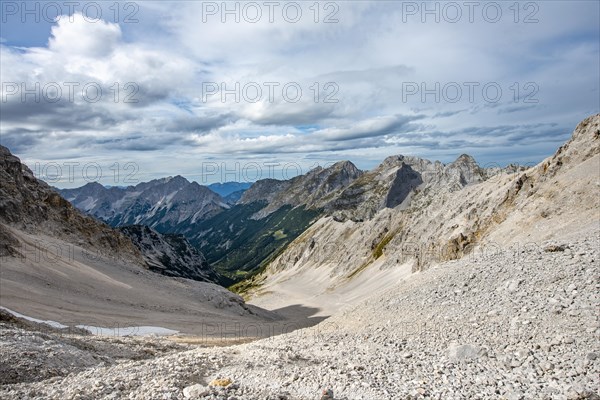 View into the Schlauchkar and Karwendel valley from the Schlauchkar saddle