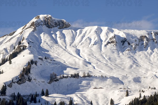 Rether Kopf with Kleinzemm-Alm in winter