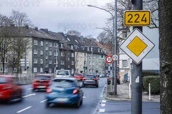 Evening rush hour traffic in the low emission zone on the B 224 Alfredstrasse in Essen Ruettenscheid