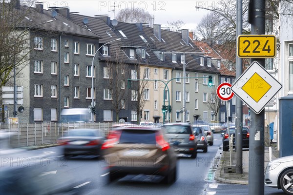 Evening rush hour traffic in the low emission zone on the B 224 Alfredstrasse in Essen Ruettenscheid